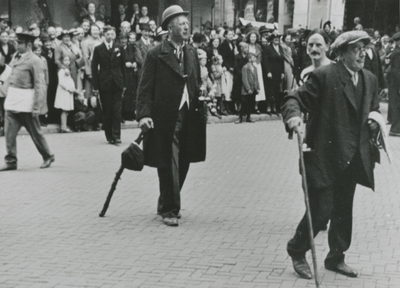 875591 Afbeelding van enkele figuren uit de groep 'Verdwenen Utrechtsche Typen', deelnemers aan de feestelijke optocht, ...